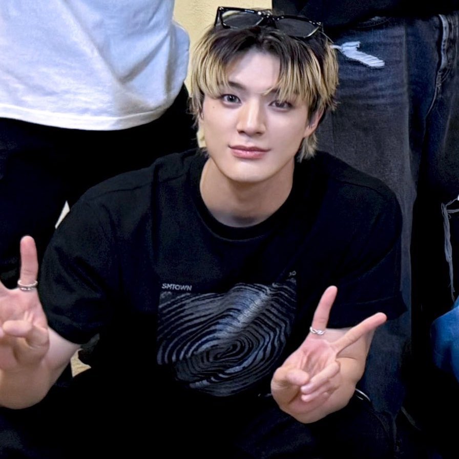 โหหเจโน่รูปนี้แบบหล่อจนพูดไม่ออก เป็นคนที่เอาแว่นมาคาดหัวแล้วหล่อที่สุด