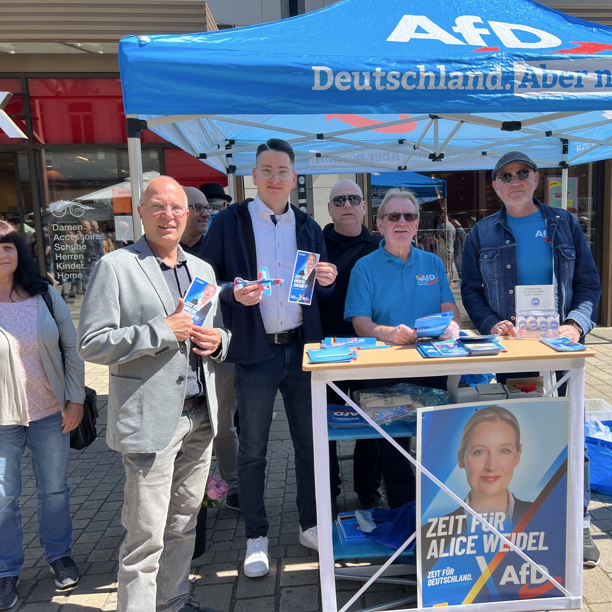 B_Treuheit's tweet image. Infostand in #Fürth ☘️ 
Kennt ihr schon Alfred‘s Abschiebeflieger? Bis 14 Uhr sind wir für euch in der Fußgängerzone. Kommt vorbei!