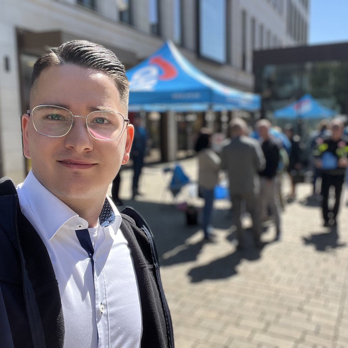 B_Treuheit's tweet image. Infostand in #Fürth ☘️ 
Kennt ihr schon Alfred‘s Abschiebeflieger? Bis 14 Uhr sind wir für euch in der Fußgängerzone. Kommt vorbei!