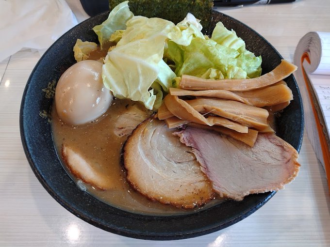 昨日のお昼は文蔵さんで文蔵ガツン煮干豚骨にキャベツをトッピングしていただきましたφ(゜∀゜ ) 煮干しガツン!豚骨ガツン!臭いはチョット癖があるけどスープを飲んでみると濃厚かつエネルギッシュな味わいに胃がガツン!!と喜びますね。美味しかったです。 