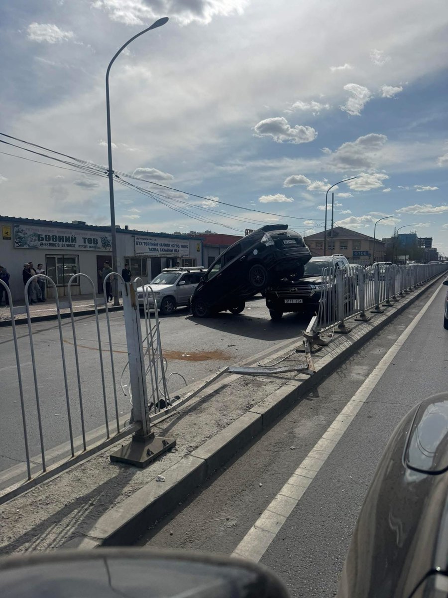 Яаж нисхээрээ ингэж явдаг юм бол бас л авьяастай хүмүүс шүү.