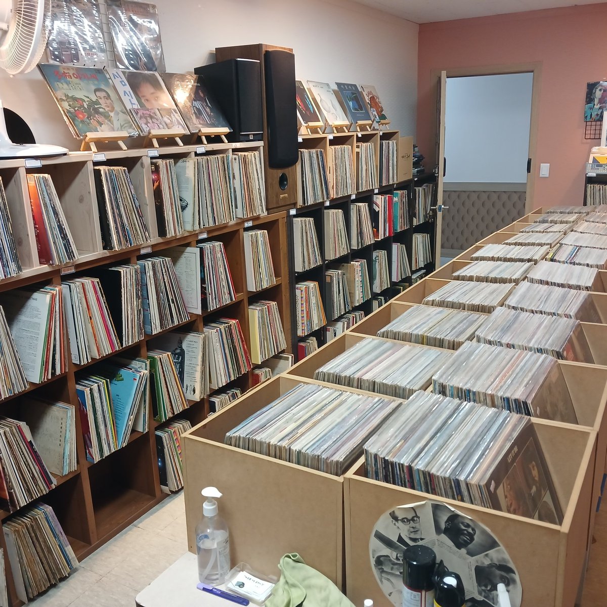 ♥거꾸로가는음악시간♥                                        ☎ 010~3330~3765/smartstore.naver.com/lppan
방문 구매 고객 수입 LP 1장 랜덤 무료 증정