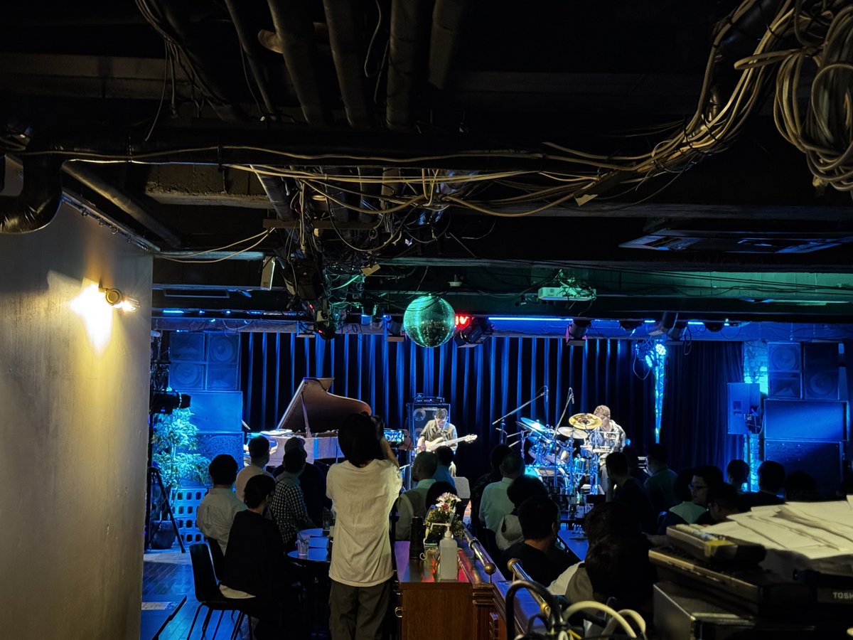 shibe_4shoku's tweet photo. 開演しました。壱タカシTrioカッケェ〜！！！

#PrivateShowcase https://t.co/QJDMKV5PQ6