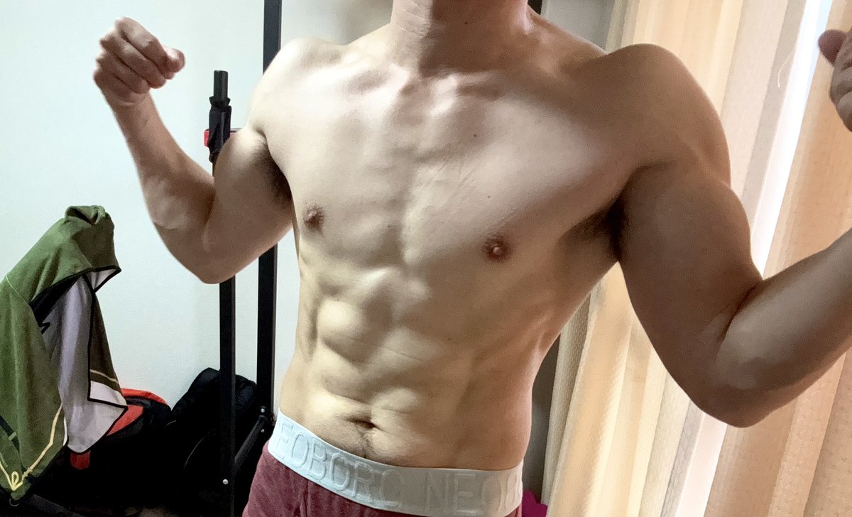 _kentore_'s tweet photo. 二頭と肩の日！
腹筋が少しずつ見えてきて、
8パックある様な気がしてきたで〜！
来週から鶏むね肉スペシャルウィークに入ってみたいと思います🔥
　🐓💨　　🏃💨
 #筋トレ #ダイエット #減量 https://t.co/avDB7dP2ah