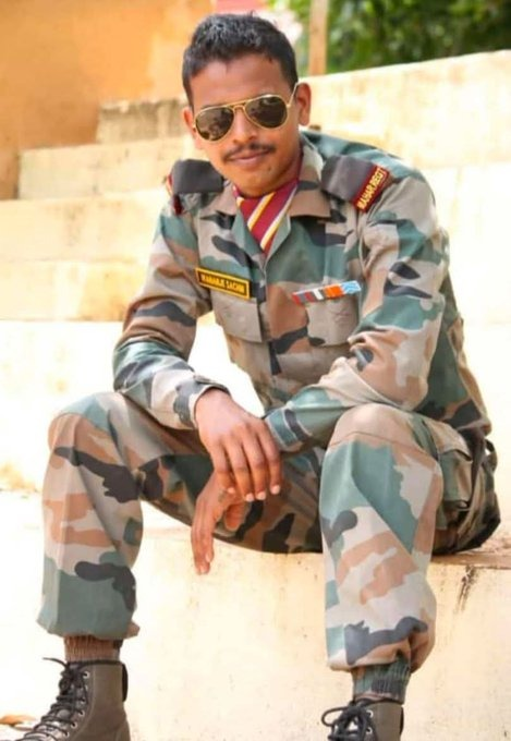 socialposttimes's tweet photo. భారత్-పాకిస్తాన్ కాల్పుల్లో మరో జవాన్ మృతి

పెళ్లైన మూడు రోజులకే బోర్డర్‌కు తిరిగిరావాలని జవాన్‌కు పిలుపు

సచిన్ యాదవ్‌రావు వనాంజే స్వస్థలం మహారాష్ట్ర - తెలంగాణ బార్డర్‌లోని నాందేడ్ జిల్లా తమ్లూర్ గ్రామం

 #IMFSupportsTerrorists #TheIMF #IndiaPakistanWar2025 #OperationSindhoor2 https://t.co/I0EOOl5arA