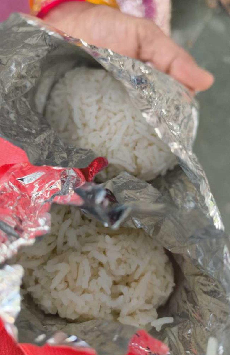 RohanYadavBihar's tweet photo. @zomatocare  @deepigoyal  bekar service hai fried rice order kiya normal rice aya email per action ke naam per ye aya mujhe mera refund chahiye https://t.co/nBDdr6dJma