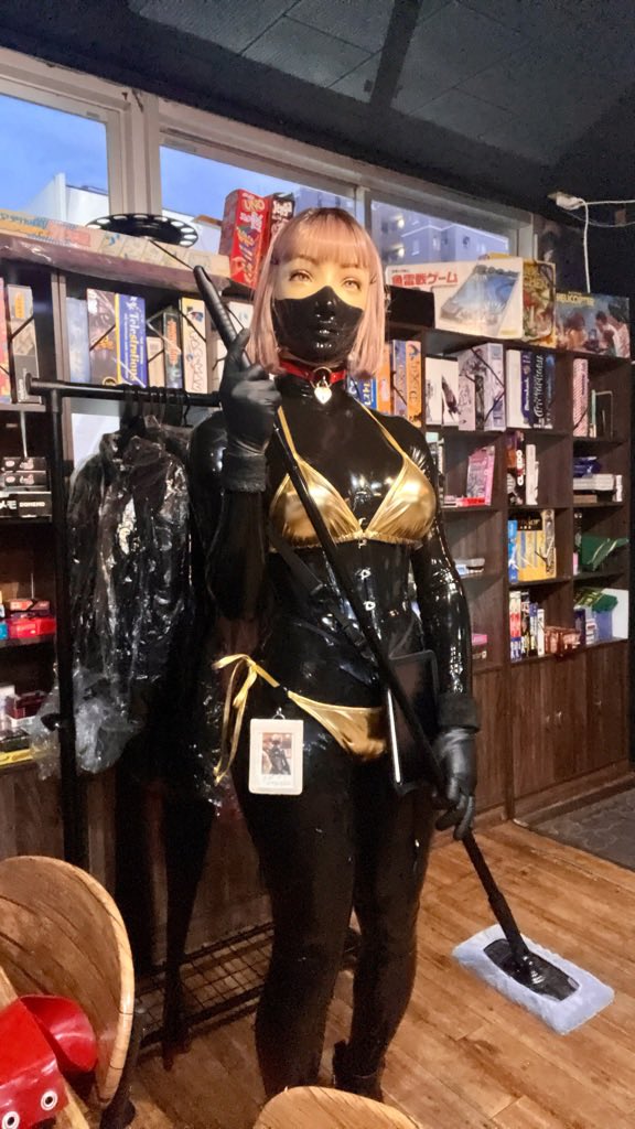 この季節、ラバーは汗がたくさん漏れるのでマイモップでセルフ汗処理します。

#ゴム酒場