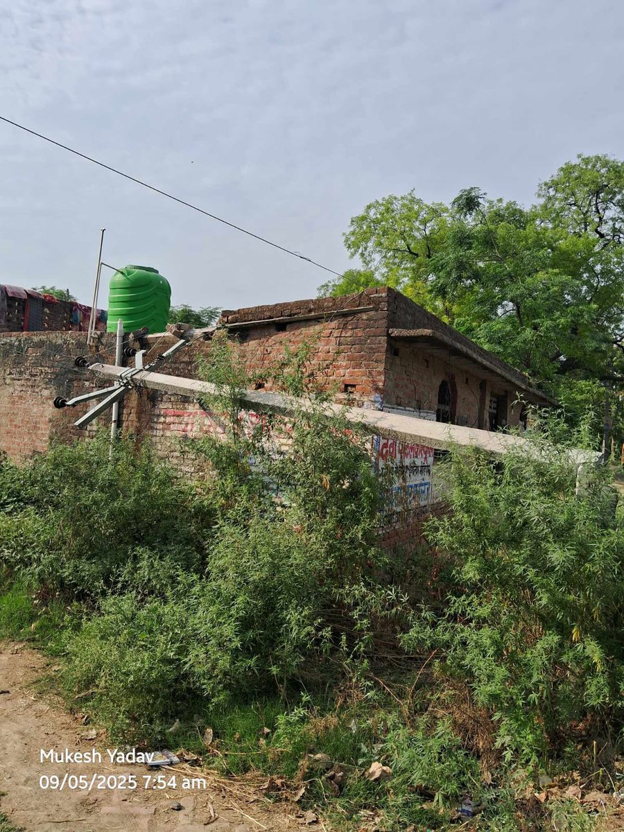 जनपद के विद्युत उपकेंद्र सोहावल के पूरे माता दीन पांडेय का पुरवा मीरपुर में विद्युत पोल गिर जाने से लगभग तीन गांव की विद्युत सेवा हुई पूरी तरह ठप तीन दिन बीत जाने के बाद भी विभाग द्वारा नहीं की गई कोई व्यवस्था ग्रामीण इस चिलचिलाती गर्मी में रहना को मजबूर <a href="/MVVNLHQ/">Madhyanchal Vidyut Vitran Nigam Limited</a> <a href="/mvvnlAyodhya/">MVVNL Ayodhya</a>