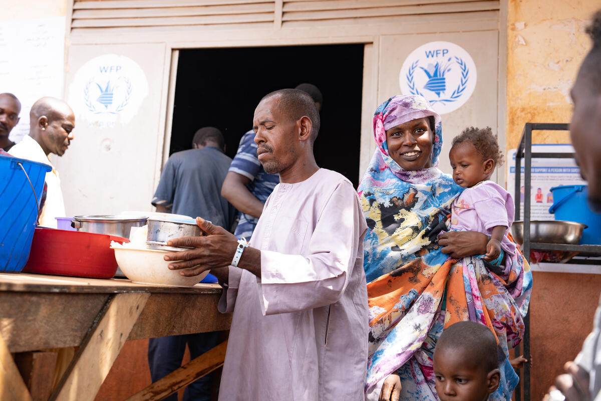 WFP's tweet photo. Meruda, a former nurse who fled war-torn #Sudan to #Uganda, just wants her children to go to school. Uganda, Africa’s largest host of displaced populations, is home to over 1.8 million refugees.
 
🍚 WFP supports families like Meruda's with food and nutrition assistance. https://t.co/s4g3yoSux9