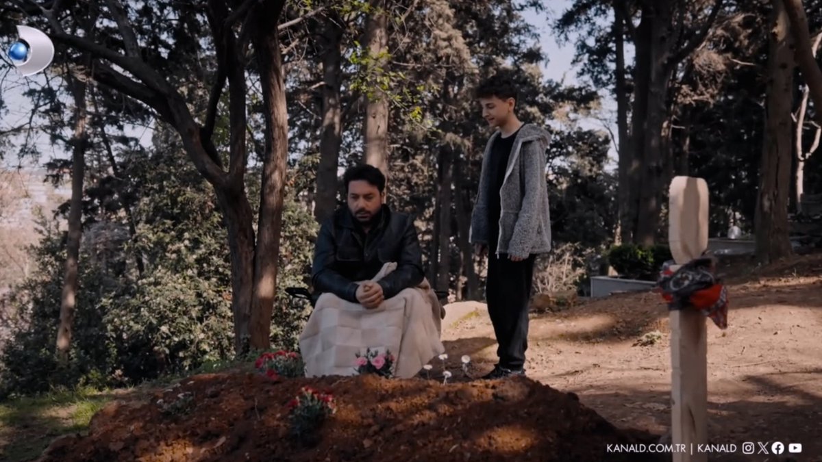 nasilyardiyeym's tweet photo. "senin olmadığın yer ev değil ki" derken mezarında yatacağını nerden bilsin..🥀 #ayhak https://t.co/2uheLNhEUq
