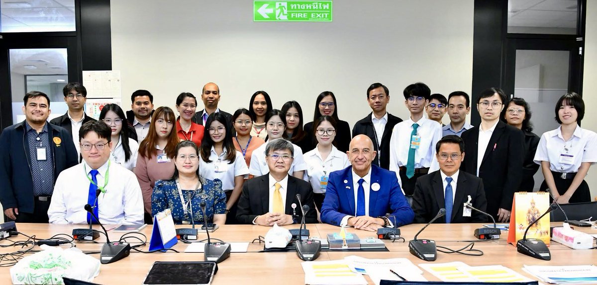 Philippe Péjo (@phpejo) on Twitter photo De nouveaux échanges fructueux à #Bangkok pour de jeunes ambassadeurs #francophones (#JAF) en 🇹🇭
Conférence sur la #DiplomatieParlementaire au Sénat thailandais (merci pour l’accueil), entretiens,...
Heureux de retrouver l'ambassadeur <a href="/JC_Poimboeuf/">Jean-Claude Poimboeuf</a> et mes
amis Phut et Piyachat. De nouveaux échanges fructueux à #Bangkok pour de jeunes ambassadeurs #francophones (#JAF) en 🇹🇭
Conférence sur la #DiplomatieParlementaire au Sénat thailandais (merci pour l’accueil), entretiens,...
Heureux de retrouver l'ambassadeur <a href="/JC_Poimboeuf/">Jean-Claude Poimboeuf</a> et mes
amis Phut et Piyachat.