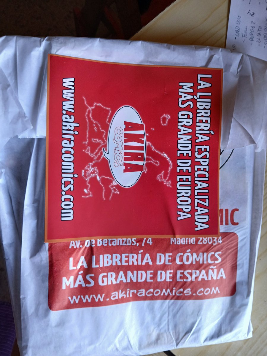 Hoy, Akira no falta a su cita anual de regalar una bolsa con cómics.  Grandes!
