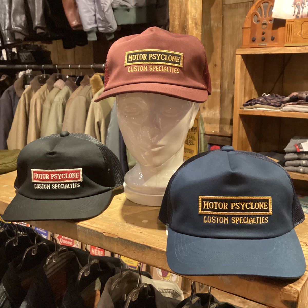 porkys_jeans's tweet photo. 入荷情報！
Freewheelers「“Custom Specialties” Mesh Trucker Cap」¥13750
Black
Bordeaux
Navy

#porkys #ポーキーズ
#kyoto #京都
#アメカジ #円町
#入荷情報
#freewheelers #フリーホイーラーズ
#meshcap #メッシュキャップ
#motorpsyclone #モーターサイクロン https://t.co/pjOT6MRnVn