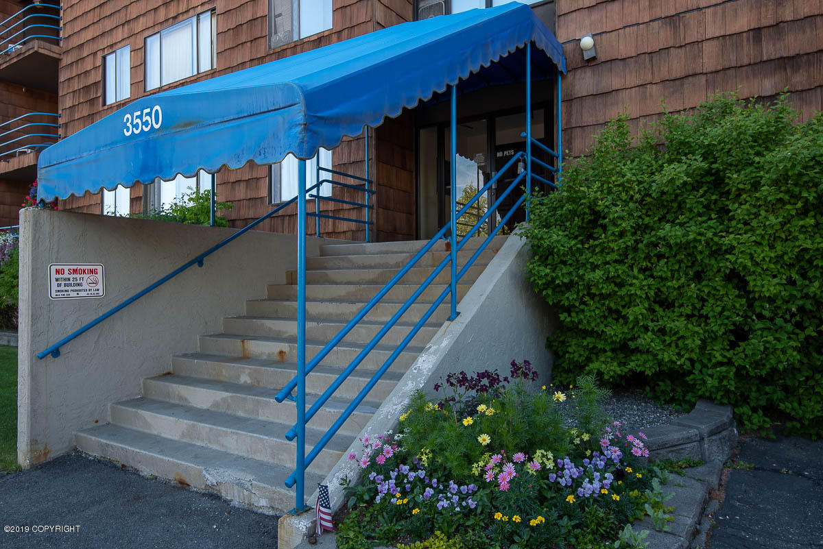 bradsproperties's tweet photo. 3550 W Dimond Boulevard #209, Anchorage, AK, 99502
2 bed | 1 bath 839 Sq. Ft.
Active | $209,500
https://t.co/NjNCPWQ5Vz
Immaculately cared for apartment style condo w/secured entry and video monitoring. Amenities include fireplace, deck, pantry, washer/dryer in unit, fresh... https://t.co/CyG6dN0ys5