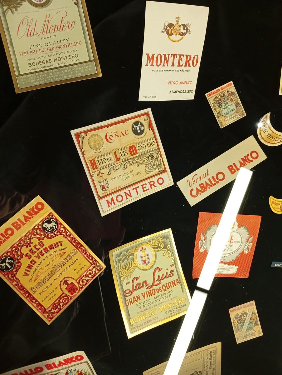 Pistoletazo del XIII Mayo Enológico con la inauguración de la exposición: " Alcohol y alcoholeras en Tierra de Barros". Nos acompañó el Alcalde del Excmo. Ayuntamiento de Almendralejo , D. José M. Ramírez junto con miembros de la corporación municipal.