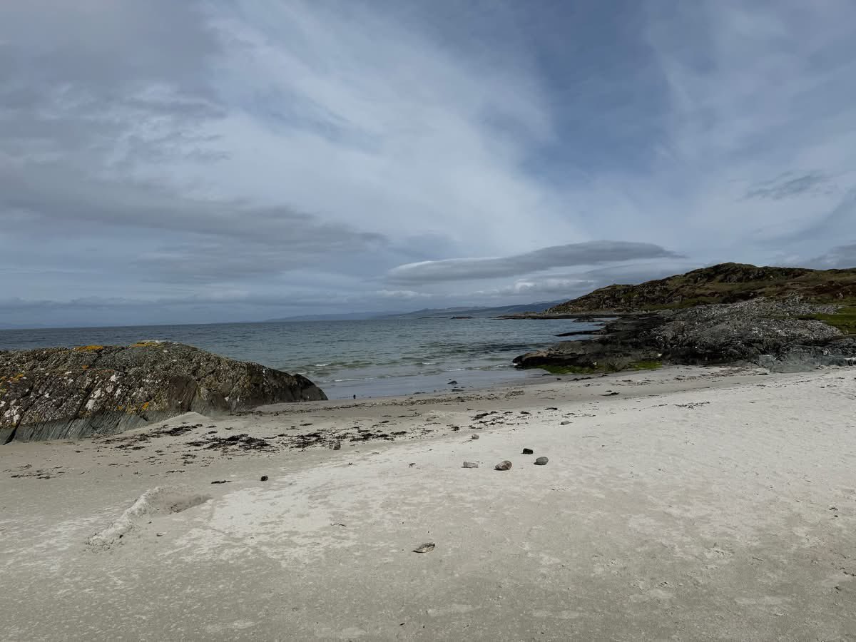 abregistrars's tweet image. What a great way to start the month of May, Registrar Linsay had an adventure over to Gigha for an intimate ceremony last weekend. 

#abregistrars #abplace2wed #gigha