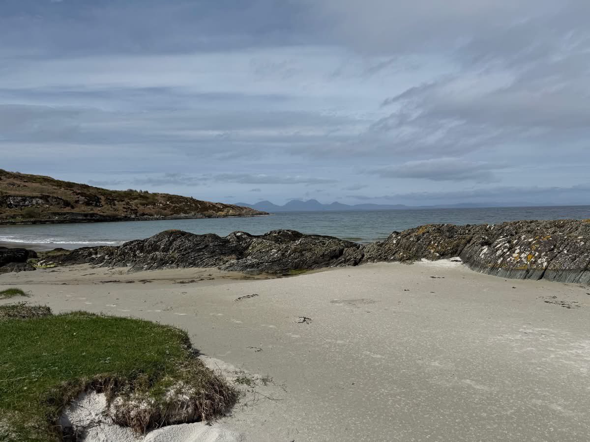 abregistrars's tweet image. What a great way to start the month of May, Registrar Linsay had an adventure over to Gigha for an intimate ceremony last weekend. 

#abregistrars #abplace2wed #gigha