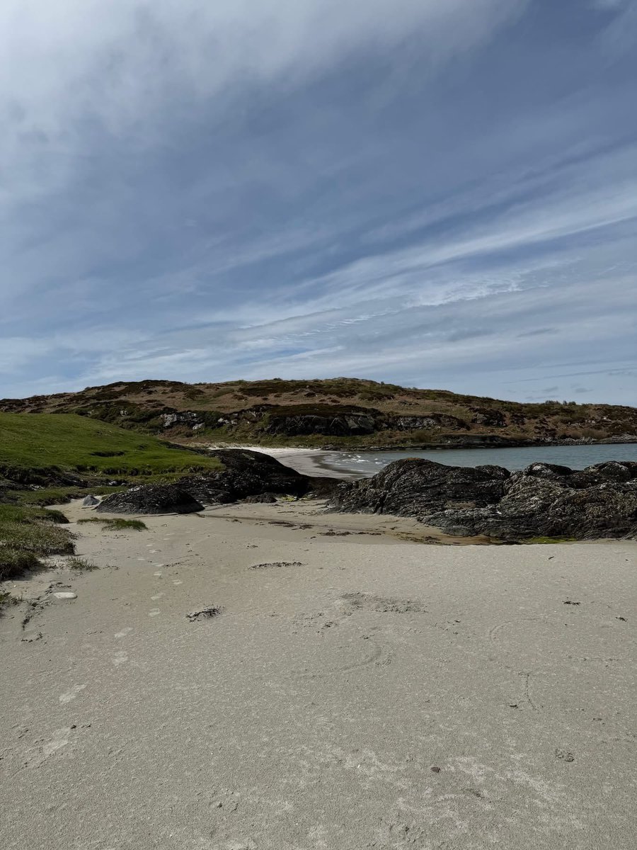 abregistrars's tweet image. What a great way to start the month of May, Registrar Linsay had an adventure over to Gigha for an intimate ceremony last weekend. 

#abregistrars #abplace2wed #gigha
