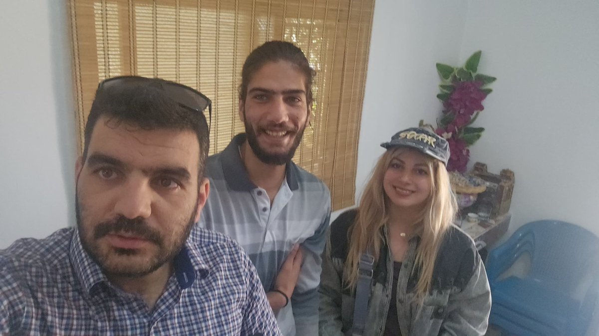 التقينا الطالب أدهم، طُعن بالسكين وصار في تضليل اعلامي عحادثته، لكنه ما حمل حقد، بس طلب عدالة بالقانون، قديه كان كبير منكم لو أظهرتوا تعاطف وحرص بدل التكذيب

الطلاب ما غادروا بأوامر من المشايخ، ونفوا الرواية الرسمية، بشهادة طلاب وأهالي. 
ناطرين خطوة جدية من الحكومة، مش صمت وتكذيب