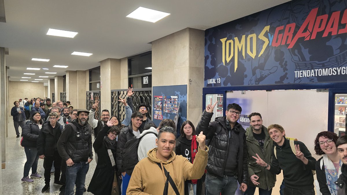 Así ha amanecido nuestra librería con el #DIADELCOMICGRATIS 🎁

Muchísimas gracias a los locos que habéis estado aquí toda la noche, esperamos que la espera haya merecido la pena, sois geniales ❤️