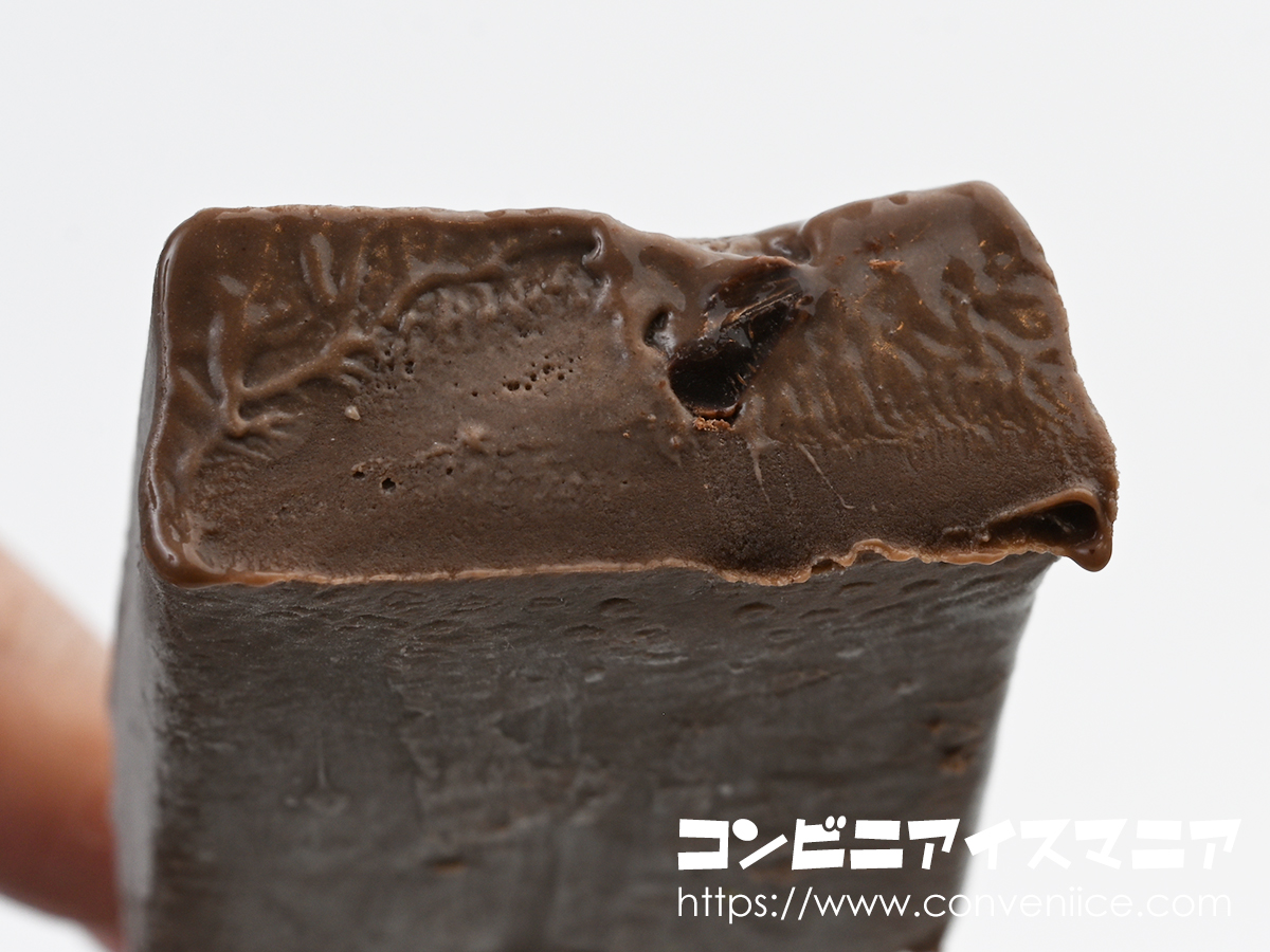 icemania's tweet photo. 【バリうま】ファミマ限定（数量限定）の『世にもおいしいチョコブラウニーアイスバー』うまいので食べてください。ブラウニー風のねっとり濃厚なアイスにカリッカリのチョコチップを混ぜた贅沢アイスバー。（アルコール使用）✨気になる方はお近くのファミリーマートで😉