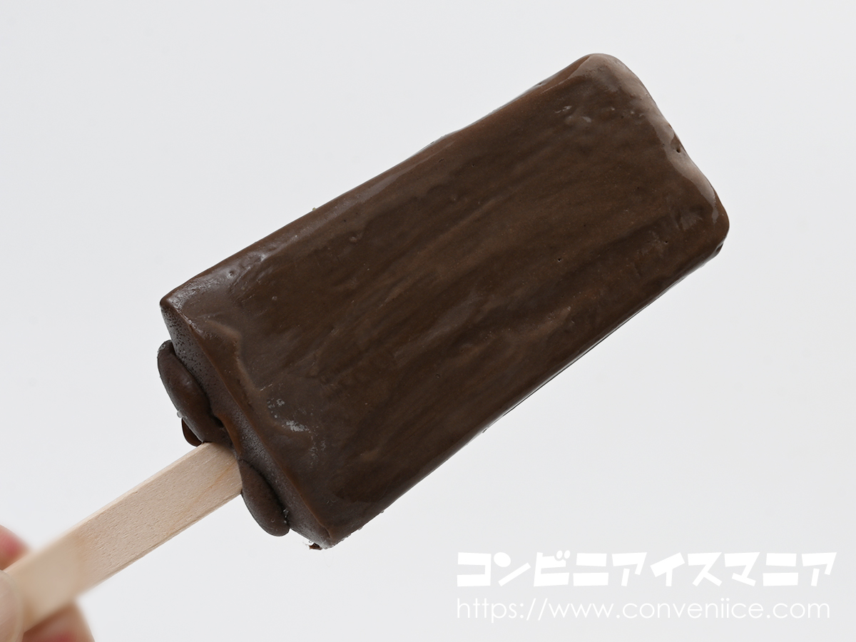 icemania's tweet photo. 【バリうま】ファミマ限定（数量限定）の『世にもおいしいチョコブラウニーアイスバー』うまいので食べてください。ブラウニー風のねっとり濃厚なアイスにカリッカリのチョコチップを混ぜた贅沢アイスバー。（アルコール使用）✨気になる方はお近くのファミリーマートで😉