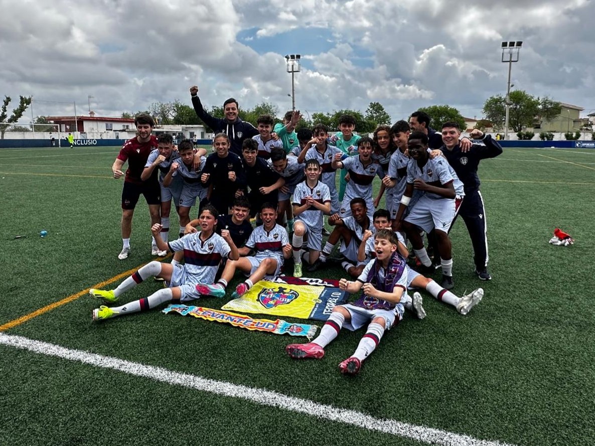 🥇🐸 ¡Campeones de Liga!

El Infantil B se proclama campeón del Grupo 2 de Preferente, a falta de cuatro jornadas por disputarse, tras su victoria por 2-3 al <a href="/RIBARROJACF1942/">RIBARROJA C.F.</a>.

¡Qué gran trabajo! ¡Enhorabuena! 👏🏻👏🏻👏🏻