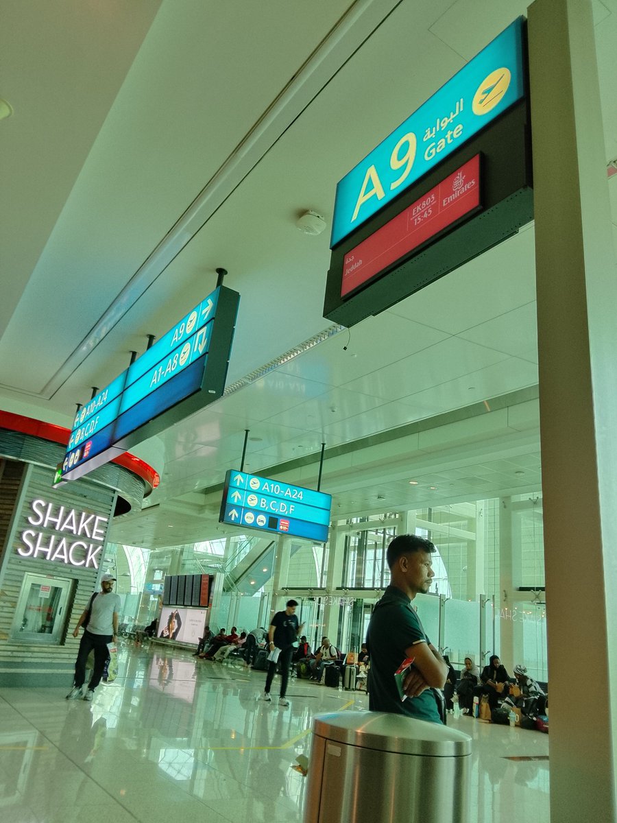 ٰ
اغراب والدنيا ، مثل صالة مطار
والناس فيها .. قادمة ، ومغادرة

وانا مسجل ، في سجل الإنتظار
مدري متى موعد صعود الطائرة

#عبدالله_الطلحي