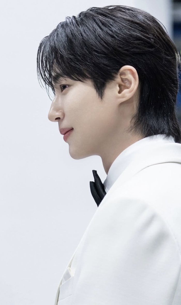 변우석, 트로피보다 더 빛나는 미소로 ‘우체통’에게 보답의 선물을
#변우석 #배우 #스포츠서울news
사진|바로엔터테인먼트 인스타그램
기사 전문은 스포츠서울 홈페이지에서 확인하세요
 sportsseoul.com/news/read/1514…