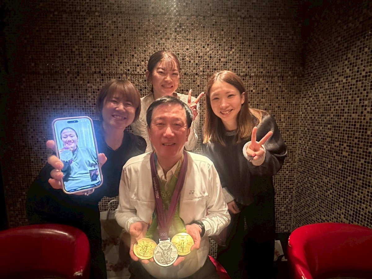 mizuking0805's tweet photo. 朴さん、今まで本当にありがとうございました😊✨

朴さんに指導していただいた私は幸せものでした。

また試合会場で会いましょう〜！

#バドミントン #女子ダブルス 
#タカマツ #フジカキ #マツナイ https://t.co/iZGIvqcj9I