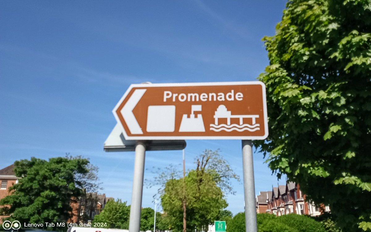 Hot Hot Hot in #StAnnesOnSea 
🔆🔆🔆🔆🔆🔆🔆🔆🔆🔆🔆🔆🔆 
Sunscreen 🧴 
Water 💦 
Check tide 🌊 
Keep safe 🙏 
Have fun 😊