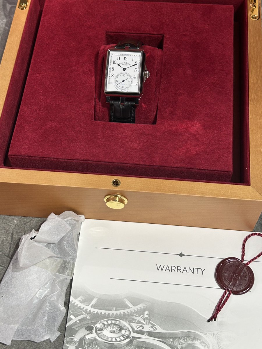 chiitokeyoyogi's tweet photo. 小さな時計屋さんより本日新入荷②！
Lang ＆ Heyne(ラング＆ハイネ) ゲオルグ【2024年10月印】【中古美品】

ラング＆ハイネは、2001年にマルコ・ラングとミルコ・ハイネにより設立された独立系マニュファクチュールで、年間生産数は数十本と極めて少ないため、希少性が高いブランドになります。

こちらのゲオルグはザクセン公ゲオルクにちなんで名づけられたモデルとなり、スクエアケースに美しいエナメルダイヤルが特徴的です。ケースはカタログにはないホワイトゴールド製になり非常に希少性が高い個体となっております。

裏蓋からは手巻きキャリバーVIIIを鑑賞する事ができ、ゴールドの輪列やダイヤモンドをセッティングした軸受け石になど匠な職人技が光り18,000振動のロービートを楽しめます。

使用感が少なく微細なスレはありますが目立つ傷などはなく非常にコンディションの良い個体の為中古美品での販売です。

アリゲーターストラップも使用感が少なくまだまだご愛用頂けるコンディションとなっております。

次のスレッドに販売価格、商品HPを記載させて頂きますので是非ご覧くださいませ！

#腕時計
#ラングアンドハイネ
#ゲオルグ