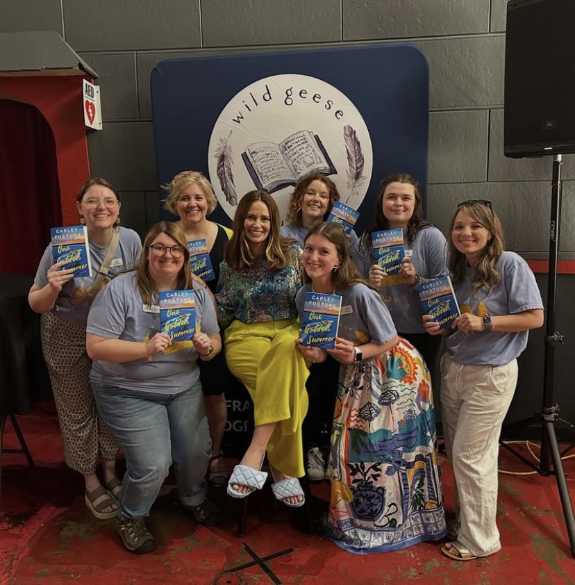 CarleyFortune's tweet photo. One golden night in Indiana with @wildgeesebookshop! 600 of you showed up pure magic. A 100-year-old theatre, epic nail art, friendship bracelets, and the best readers. Gave away my shoes because they clearly belonged to her! Thank you, Indiana! #carleyfortune https://t.co/9aX7eDufUf