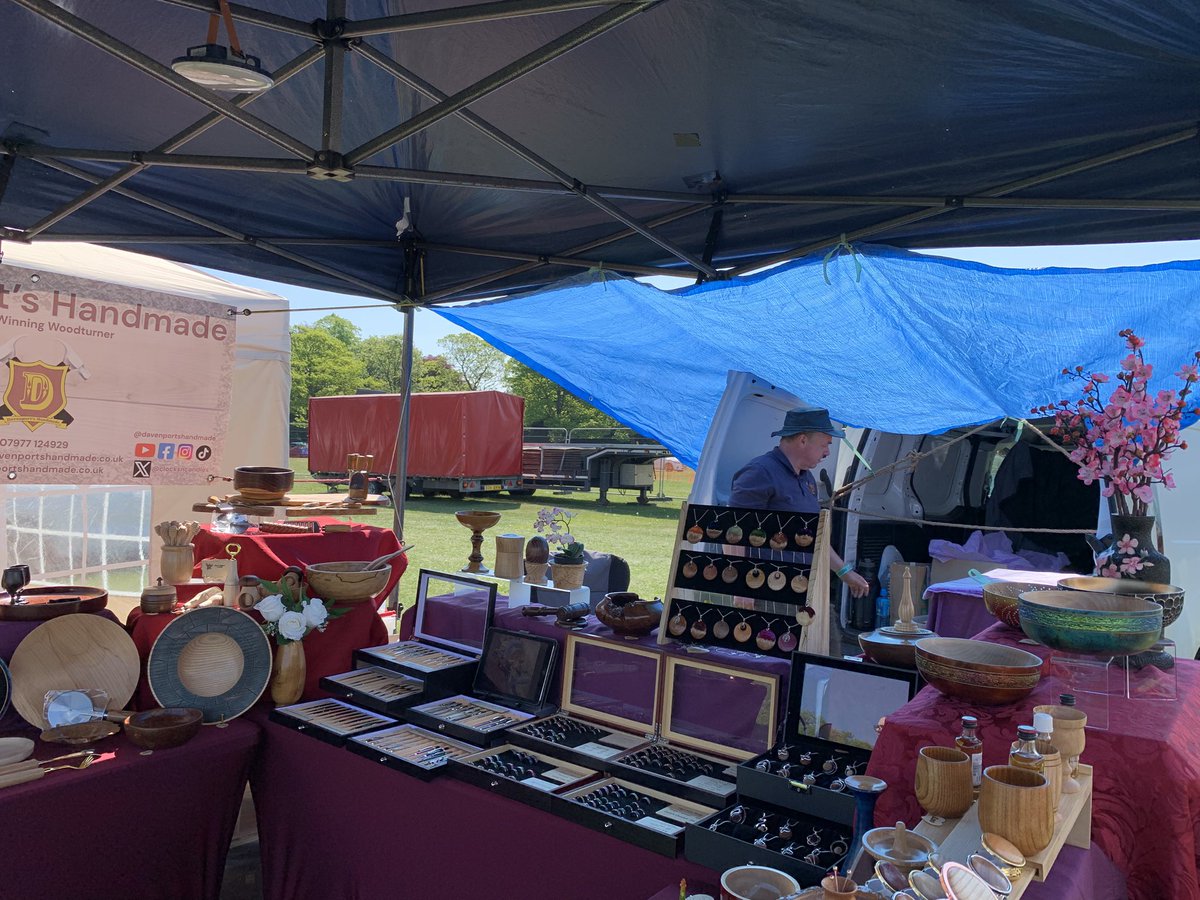 WoodturnersWife's tweet photo. Itโs a scorcher here at Roundhay Park, but weโre good at thinking on our feet so with a spare tarpaulin & some ribbon, weโve made ourselves a canopy sunshade! โฑ๏ธ @CorgiDuke1 is happy about it too!
#genius #sunshineday https://t.co/uhRl8vtxsG