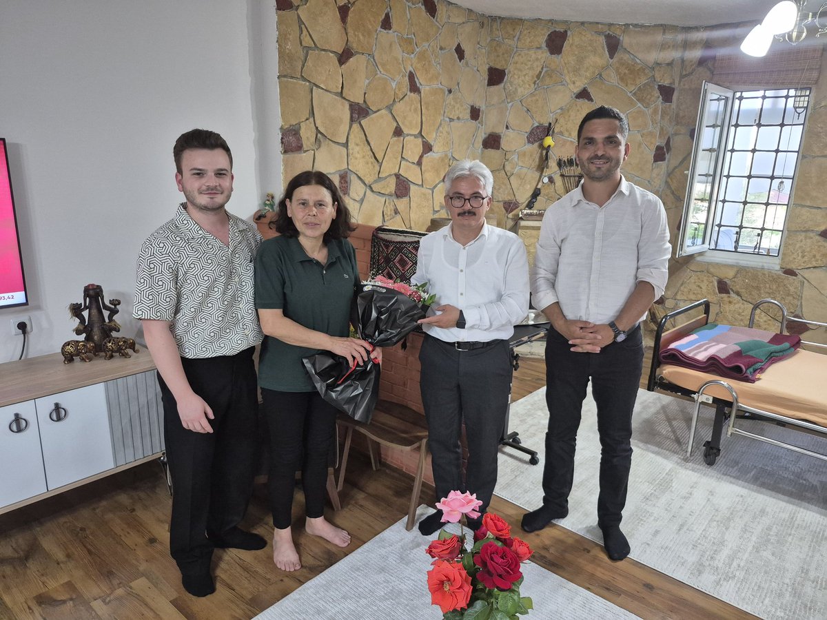 Emekli öğretmenimiz Lilifer Karaman'ın Anneler Gününü kutladık.  Lilifer hocamıza İlçe Milli Eğitim Müdürümüz sayın Erdal Dölek tüm annelere ithafen çiçek  takdim etti
<a href="/Yusuf__Tekin/">Yusuf Tekin</a> <a href="/_Ali_KARAGOZ/">Dr. Ali KARAGÖZ</a>
<a href="/valiatillatoros/">Atilla Toros</a> <a href="/MersinMEM/">Mersin İl Millî Eğitim Müdürlüğü</a>
<a href="/fazilet_durmus/">Fazilet Öğretmen 🇹🇷</a> <a href="/KaymakamlikMut/">Mut Kaymakamlığı</a>
<a href="/erddlk33/">Erdal DÖLEK 🇹🇷</a> <a href="/mutmaresal/">Mut Mareşal Fevzi Çakmak Yatılı Bölge Ortaokulu</a>