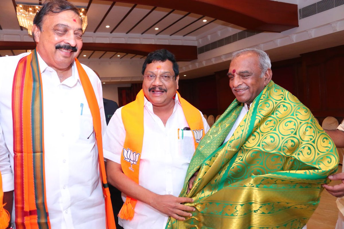 Venkatesan_MLA (Modi Ka Parivar) (@venkatesan_mla_) on Twitter photo #புதுச்சேரி வருகை தந்துள்ள மதிப்பிற்குரிய முன்னாள் மத்திய இணை அமைச்சர் திரு. பொன். இராதாகிருஷ்ணன் அவர்கள் மற்றும் புதுச்சேரி பாஜக பொறுப்பாளருமான திரு நிர்மல்குமார் சுரானா ஆகியோருக்கு சால்வை அணிவித்து வரவேற்றபோது.
<a href="/ponnaarrbjp/">Pon Radhakrishnan</a> <a href="/BlrNirmal/">Nirmal Kumar Surana</a>
<a href="/SelvaMPPY/">S. Selvaganabathy, M.P.</a>
<a href="/bjp4india/">BJP</a> <a href="/bjp4puducherry/">BJP Puducherry</a> #புதுச்சேரி வருகை தந்துள்ள மதிப்பிற்குரிய முன்னாள் மத்திய இணை அமைச்சர் திரு. பொன். இராதாகிருஷ்ணன் அவர்கள் மற்றும் புதுச்சேரி பாஜக பொறுப்பாளருமான திரு நிர்மல்குமார் சுரானா ஆகியோருக்கு சால்வை அணிவித்து வரவேற்றபோது.
<a href="/ponnaarrbjp/">Pon Radhakrishnan</a> <a href="/BlrNirmal/">Nirmal Kumar Surana</a>
<a href="/SelvaMPPY/">S. Selvaganabathy, M.P.</a>
<a href="/bjp4india/">BJP</a> <a href="/bjp4puducherry/">BJP Puducherry</a>