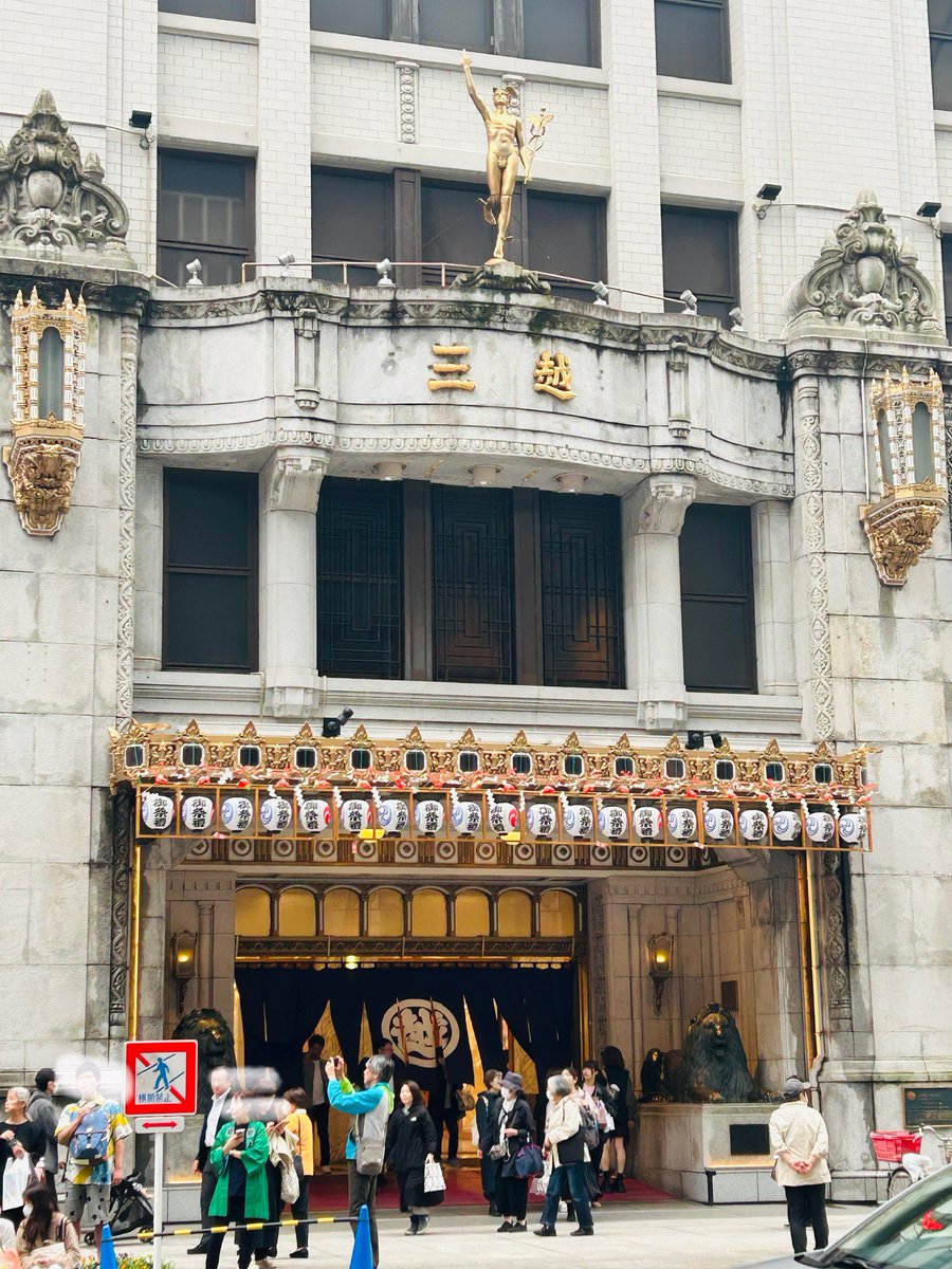 sil_walk's tweet photo. 神田祭　日本橋三越前　恵比寿様も武士も馬も天狗までいた　三越めちゃくちゃ寄付してくれてるんだろうな　ありがたい https://t.co/ltcPmsqx5e