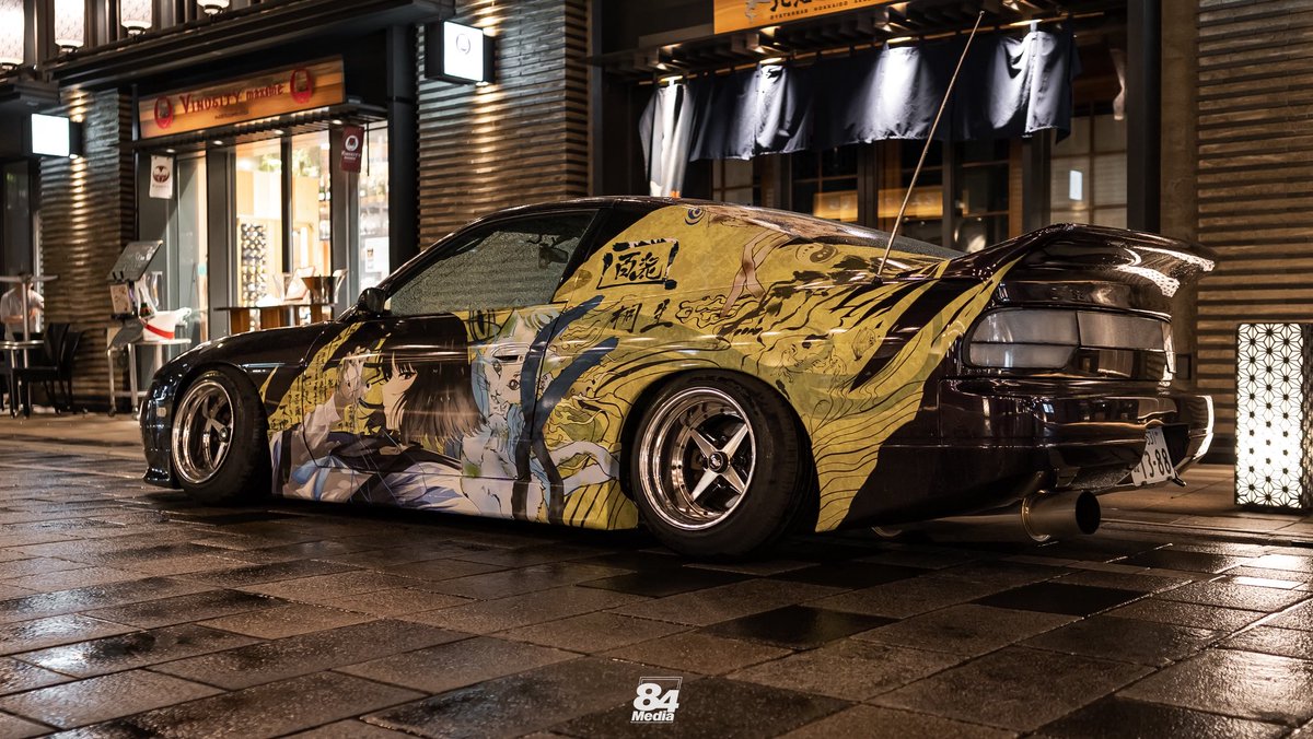 heimin86180's tweet photo. これは私が手がけた作戦だから……
　　　　　　先頭に立つよ_________。

ブルーアーカイブより
百鬼夜行連合学院
百花繚乱紛争調停委員会
『桐生キキョウ』貼らせていただきました🐈‍⬛
大本命のブルアカ痛車です🫶

イラスト•デザイン:@Veleno_jaku様
印刷•施工:@SakataDesigners様
📸:@PAZi_BP5様 https://t.co/y8bei8B2eb