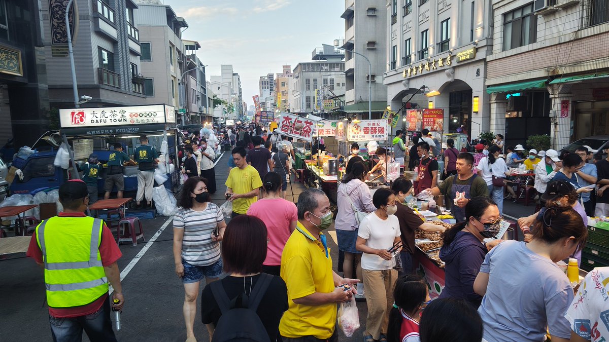 夜市を歩く楽しさ、人がどれだけ多くても、美味しいものを食べて飲めばすぐに癒される！🤤🍢🍹