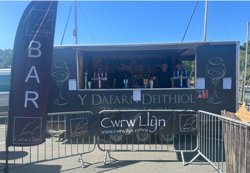 Cwrw Llŷn (@cwrwllyn) on Twitter photo Dewch draw i <a href="/GwylFwydCfon/">Gŵyl Fwyd Caernarfon</a> heddiw.. mi yda ni lawr wrth y prif lwyfan ar cei llechi #iechydDa #yfadcall Dewch draw i <a href="/GwylFwydCfon/">Gŵyl Fwyd Caernarfon</a> heddiw.. mi yda ni lawr wrth y prif lwyfan ar cei llechi #iechydDa #yfadcall