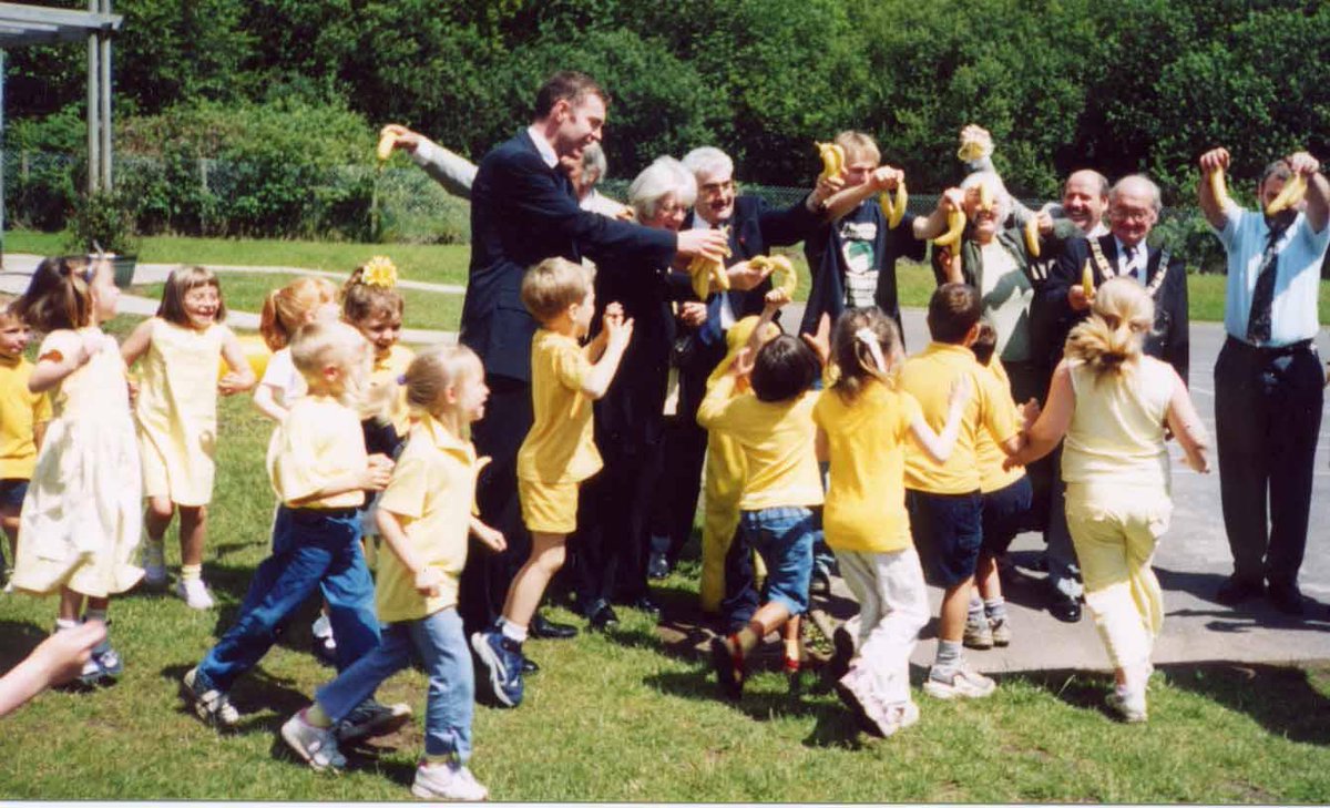 #DiwrnodMasnachDegYByd Hapus!
Happy #WorldFairTradeDay!
#Ammanford became the first #FairtradeTown in #Wales in 2002 &amp; #Carmarthenshire has been supporting #Fairtrade ever since!
#SirGar ♥️ #MasnachDeg!
(Photo : celebration event at Walter Road School in 2002, with <a href="/adamprice/">Adam Price 🏴󠁧󠁢󠁷󠁬󠁳󠁿🏳️‍🌈</a>)