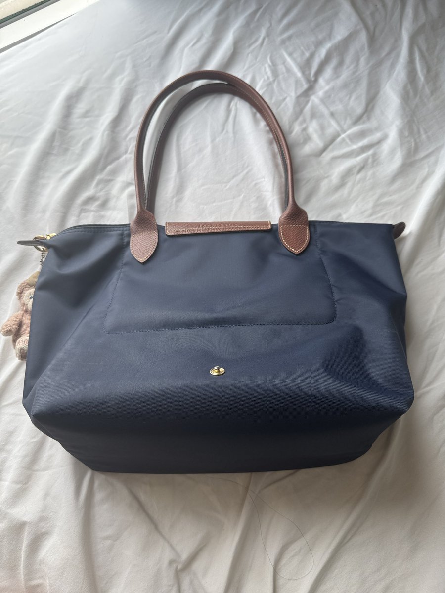 thisbelong2you's tweet photo. ❇️ส่งต่อ longchamp classic
Color : น้ำเงิน 🐋
Size : M(s) long

🚨Price : 3700฿ 😻

❤️‍🩹 แถมพวงกุญแจ🧸+ที่จัดกระเป๋า👝

#longchampส่งต่อ
#ส่งต่อกระเป๋า #ส่งต่อlongchampแท้ #longchampthailand #longchampth #longchampsecond #ส่งต่อlongchamp https://t.co/E3feBfD3l3