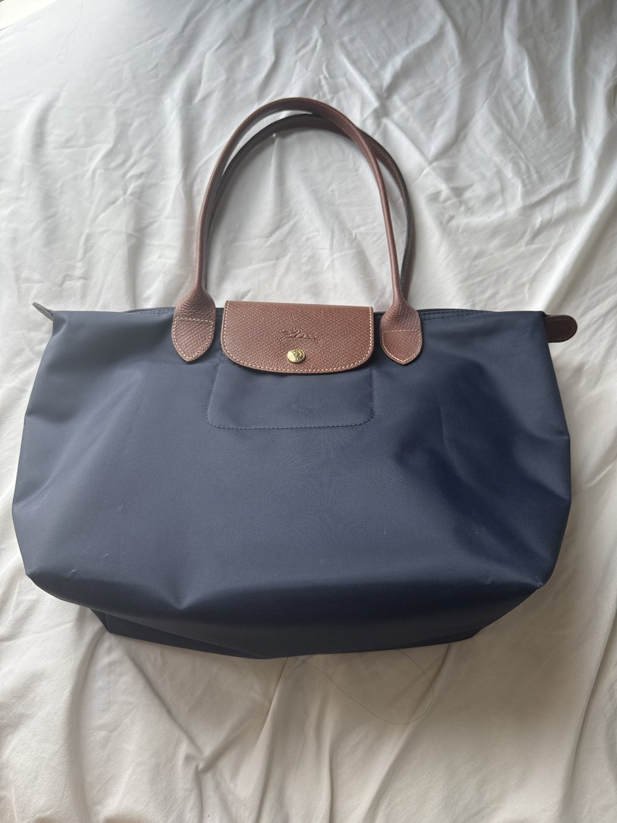 thisbelong2you's tweet photo. ❇️ส่งต่อ longchamp classic
Color : น้ำเงิน 🐋
Size : M(s) long

🚨Price : 3700฿ 😻

❤️‍🩹 แถมพวงกุญแจ🧸+ที่จัดกระเป๋า👝

#longchampส่งต่อ
#ส่งต่อกระเป๋า #ส่งต่อlongchampแท้ #longchampthailand #longchampth #longchampsecond #ส่งต่อlongchamp https://t.co/E3feBfD3l3