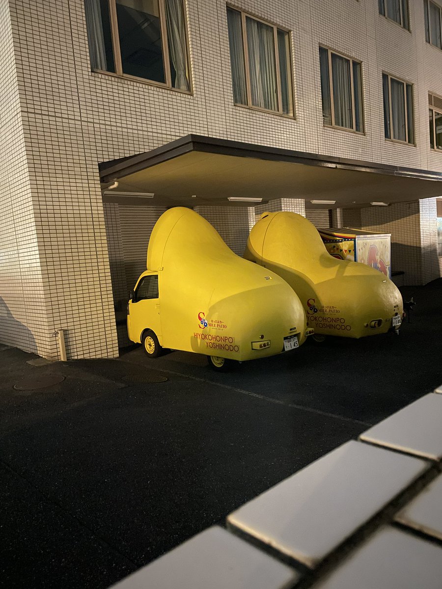Ysenpai's tweet image. 銘菓ひよこの車。二羽いるの初めて見た。