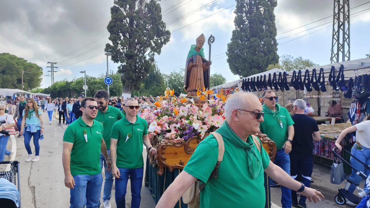 BenicarloCaixa's tweet photo. Ens enorgullix formar part de totes les celebracions que ens connecten amb els nostres pobles i amb la gent. Per això, este #9demaig vam tornar a gaudir d'una de les festes més arrelades de Benicarló: la Festa de Sant Gregori 🌿🥘🎉👥️
 #nosomrobots #sompersonesambcor https://t.co/lgL7xNj8Ec