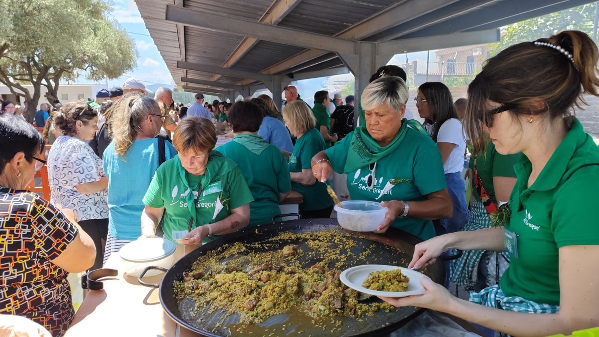 BenicarloCaixa's tweet photo. Ens enorgullix formar part de totes les celebracions que ens connecten amb els nostres pobles i amb la gent. Per això, este #9demaig vam tornar a gaudir d'una de les festes més arrelades de Benicarló: la Festa de Sant Gregori 🌿🥘🎉👥️
 #nosomrobots #sompersonesambcor https://t.co/lgL7xNj8Ec