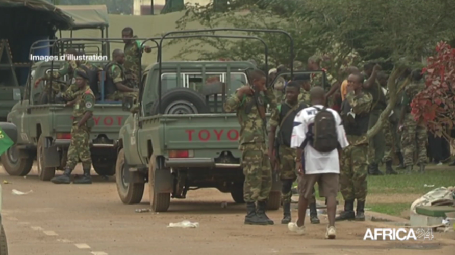 AFRICA24TV's tweet photo. Pour faire face à une recrudescence des violences dans le sud-est de la 🇨🇫#Centrafrique, la #MINUSCA a renforcé ses patrouilles, notamment à #Zémio et #Mboki, où les affrontements ont causé des déplacements massifs de civils. En soutien aux forces armées locales, elle a aussi facilité le déploiement de troupes pour rétablir la sécurité.