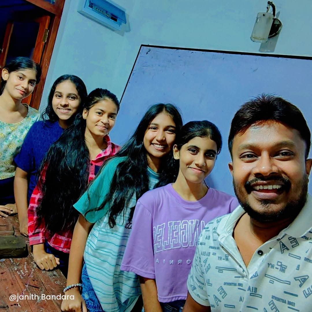janithBandara9's tweet photo. 📷සෙල්ෆියක් ඕන කීව ළමයින්ට😀😍
👩🎓👨🎓...🏃♂️🏃
🇸 🇮 🇳 🇭 🇦 🇱 🇦
📕📒📘𝑱𝒂𝒏𝒊𝒕𝒉 𝑩𝒂𝒏𝒅𝒂𝒓𝒂
.
.
.
#sinhalalanguage #sinhala #learning #sinhalaliterature #sinhala_janithbandara #OrdinaryLevel #janithbandara #ape_sinhala_wedabima #sinhalawadabima #sinhalawedabima https://t.co/8WV5e6QF11