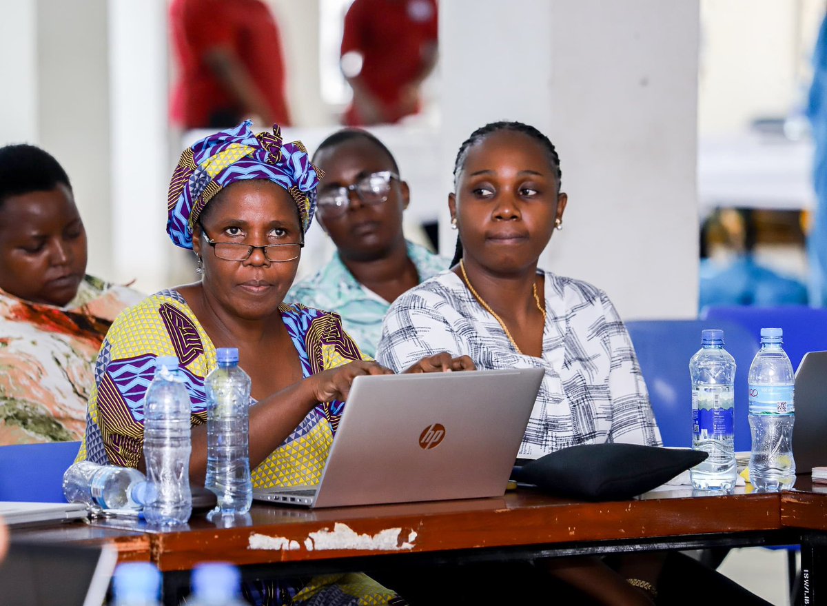 Wahadhiri #ChuochaUstawiwaJamii wapatiwa  mafunzo mfumo mpya wa Digital Books Library unaolenga kuwawezesha wanafunzi kupata vitabu  kwa njia ya mtandao.

#ElimuMtandaoni #DigitalLibrary