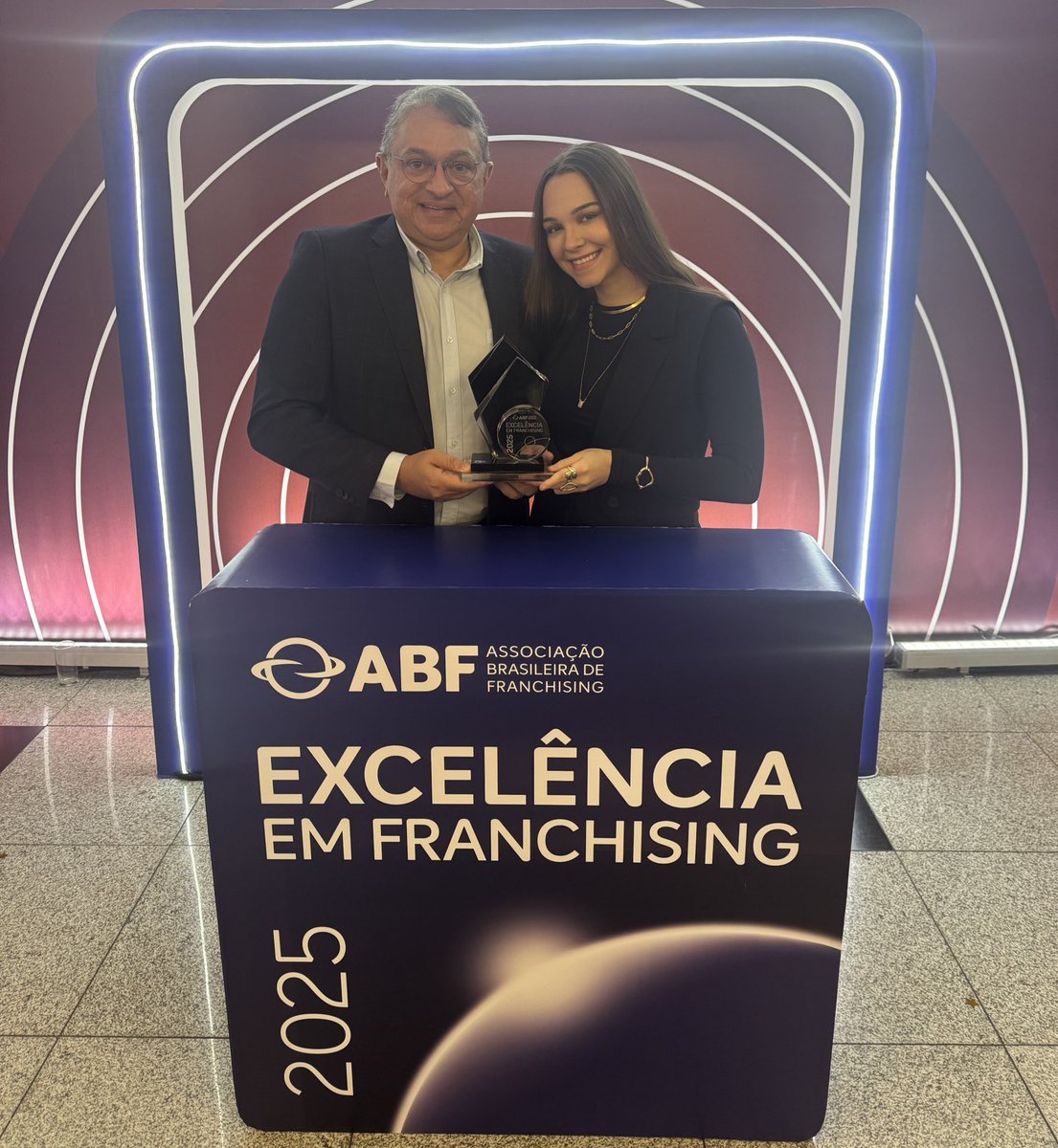 MirandaJrRN's tweet photo. Muito feliz de receber o Selo de Excelência em Franchising da @abfoficial, ao lado da minha filha na premiação. Muito obrigado a toda rede da @CuidareBrasil. Essa premiação é nossa! 🙌🏻🙏🏻🙌🏻 https://t.co/uZP6e4SSI8